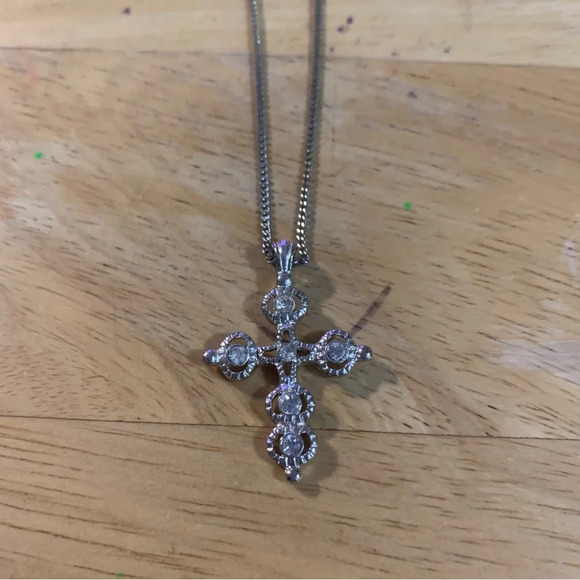 Avon silvertone cross pendant necklace 22” length - Picture 4 of 4